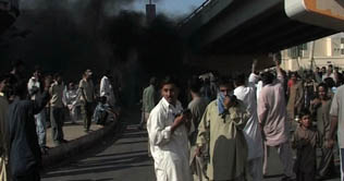 Karachi: locals protest against killing of a citizen by Police